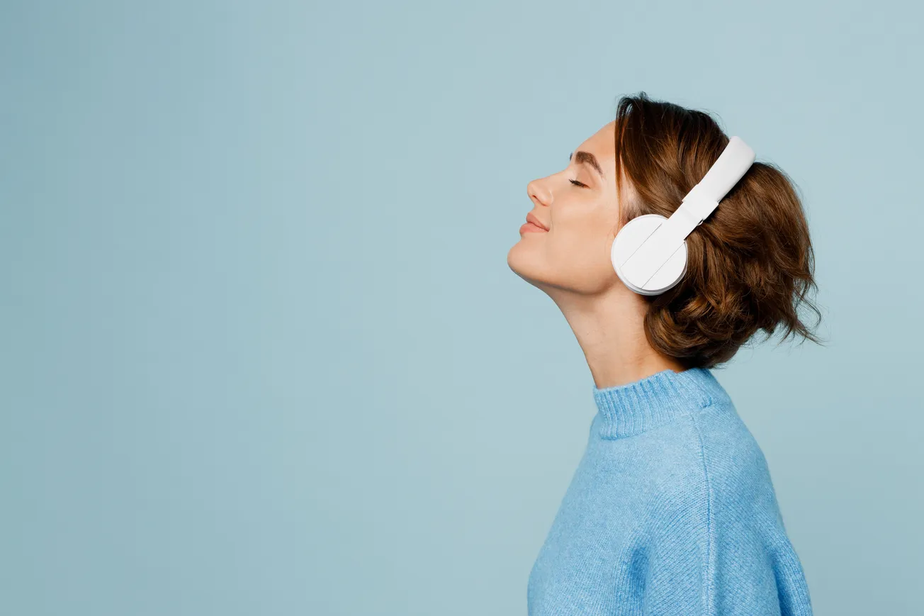Tune Out the Chaos: How ANC and Wireless Headphones Revolutionize Remote Work